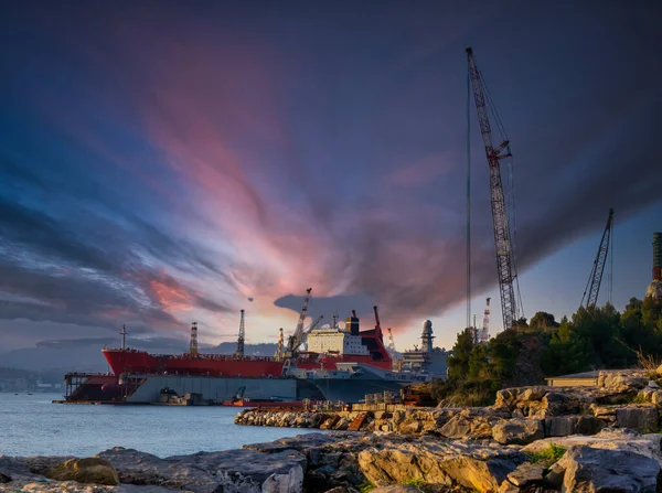 スペツィア湾の造船所にある赤い大きな船は — ストック写真
