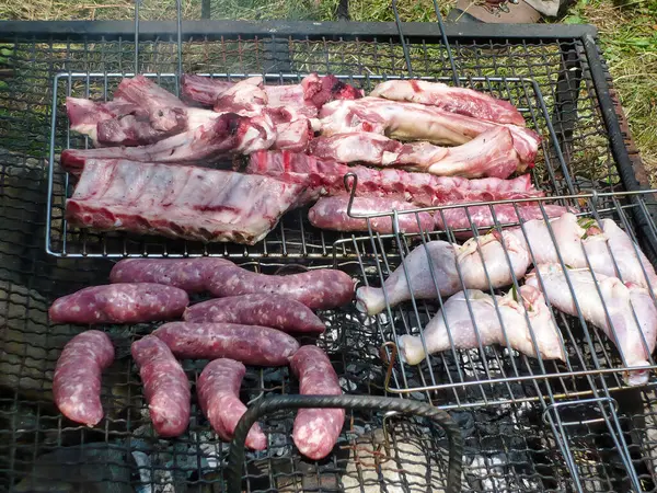 Carne Salsiccia Pronti Cottura Cima Una Griglia — Foto Stock