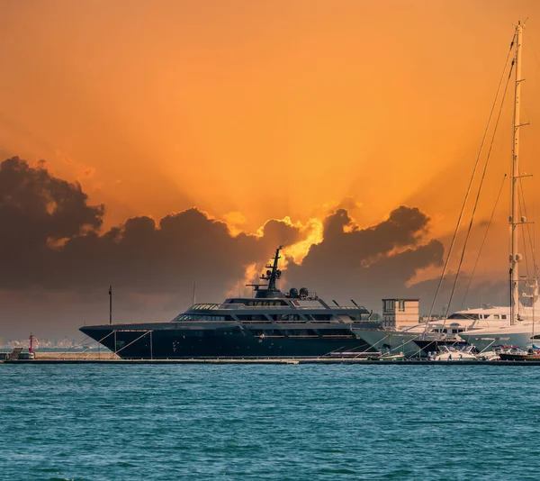イタリアの港での豪華なヨット — ストック写真