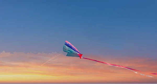 日の出の空に凧揚げ — ストック写真