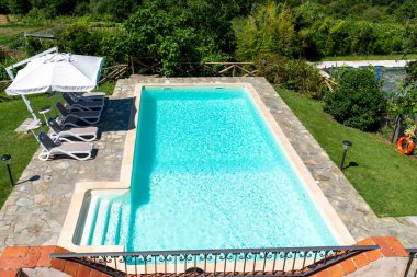 Çayırda güzel bir yüzme havuzu