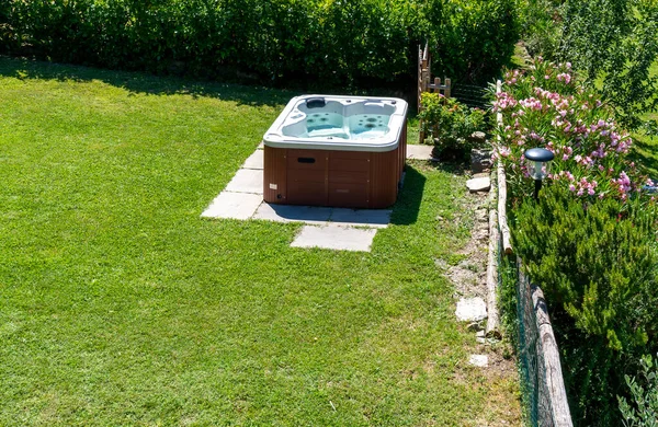 Yazın bahçede bir hidromasaj.