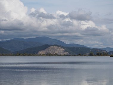 Toskana 'da harika bir köy. Puccini Gölü manzarası, Puccini Kulesi, Toskana, İtalya