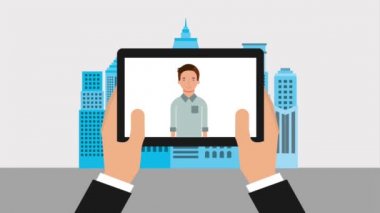 Şehir arka plan ile konuşan video adam holding eller