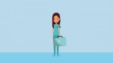 kadın doktor tıbbi ilk yardım çantası elinde