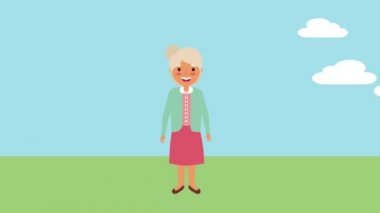 pembe elbise ayakta çayırda sevimli yaşlı kadın