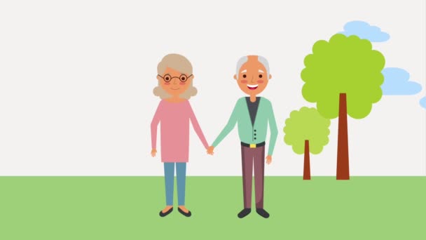 Linda pareja de ancianos tomados de la mano en el parque — Vídeo de stock