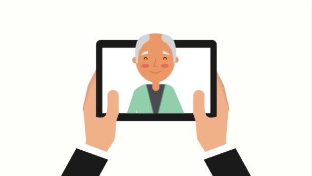 Tangan memegang tablet orang yang lebih tua cinta — Stok Video