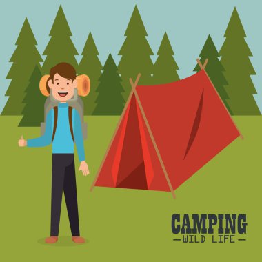 Genç adam kamp bölgesinde