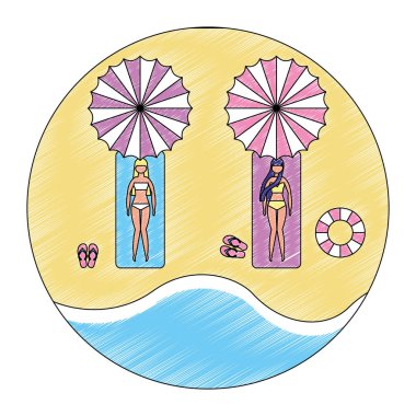 Sahilde towell içinden kadınlar mayo ile rahat