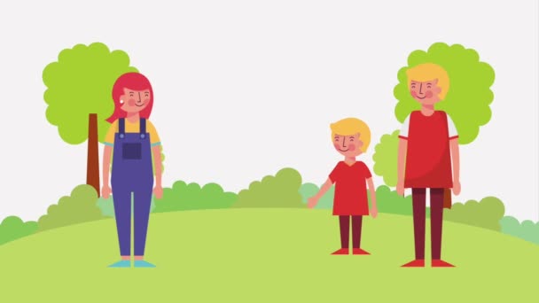 Мама с детьми держатся за руки в парке — стоковое видео