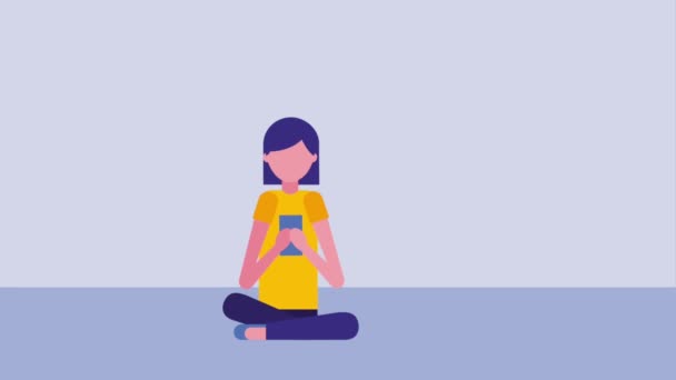 Oturan bir Bayan smartphone ampul fikir yaratıcılığını kullanarak — Stok video