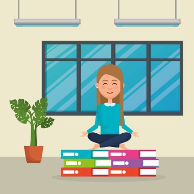 Genç kadın pratik yoga kazık kitap