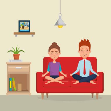 Genç çift kanepede Yoga uygulamak