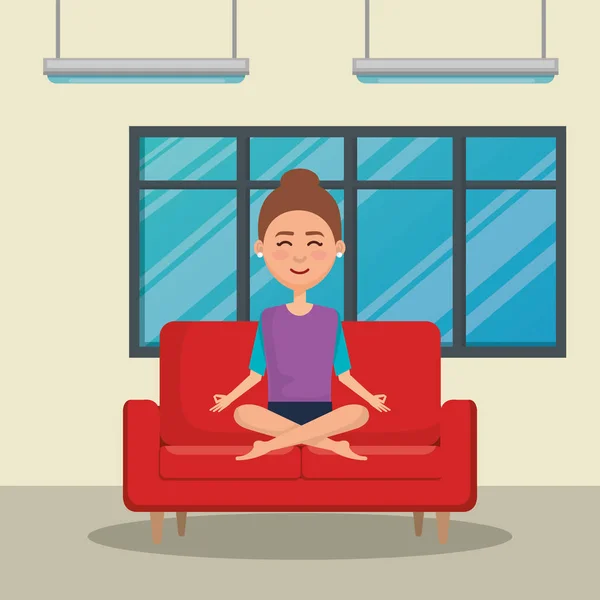 Mladá žena cvičí jógu v gauči — Stockový vektor