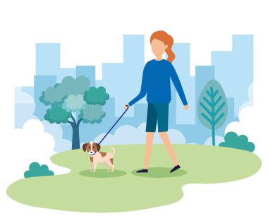 Parkta köpeği olan genç bir kadın.