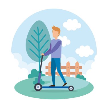 Genç adam parkta kaykay