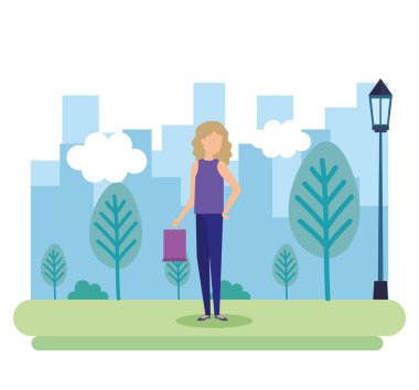 Park alışveriş çantası olan kadın