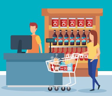 Süpermarkette alışveriş arabalı bir kadın.