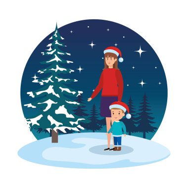 Anne ve oğlu çimen Noel giysileri ile