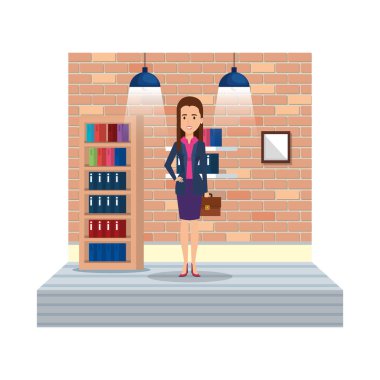 İşyeri koridorda şık iş kadını