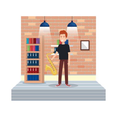 Genç adam saksafon evde oynarken