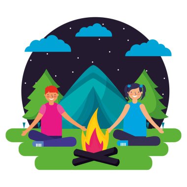oğlan ve kız gece orman çadır kamp