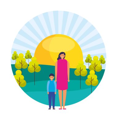 Anne ve oğlu güneşli gün ağaçlar manzara