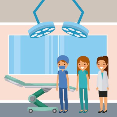 Doktorlar kadın ayakta odadaki tekerlek yatak ışıkları ve pencere