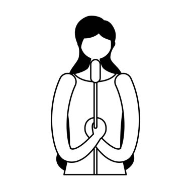 kadın şarkıcı mikrofon ile ayakta