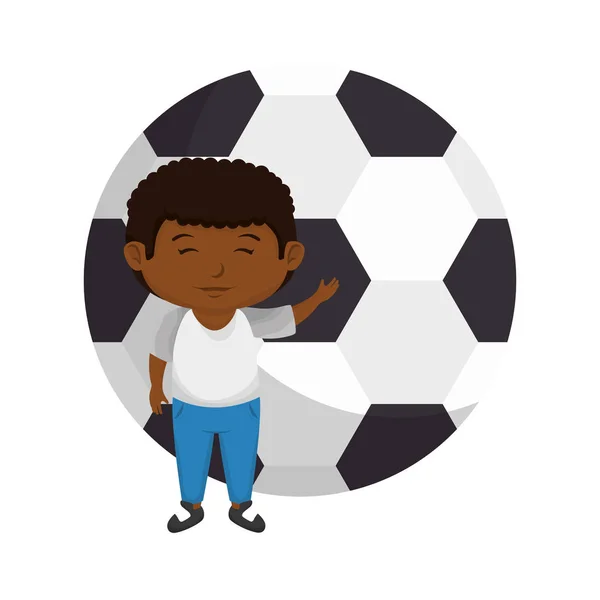 Pequeño chico negro con globo de fútbol — Vector de stock