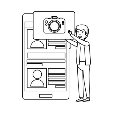 smartphone ve kamera uygulaması ile genç adam