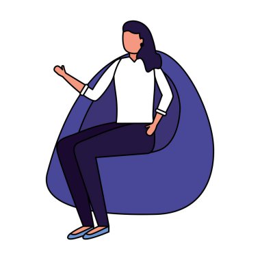 Beanbag sandalye üzerinde oturan kadın