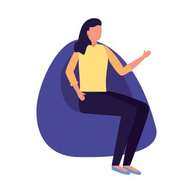 Beanbag sandalye üzerinde oturan kadın