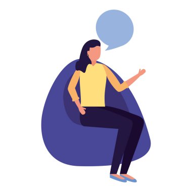Beanbag sandalye üzerinde oturan kadın