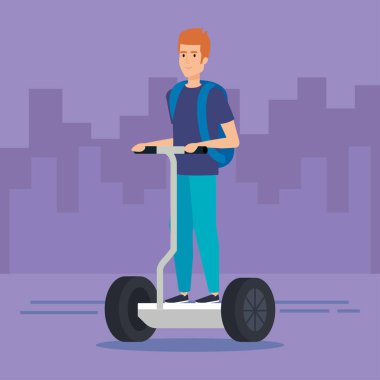 elektrikli scooter sürme sırt çantası olan adam
