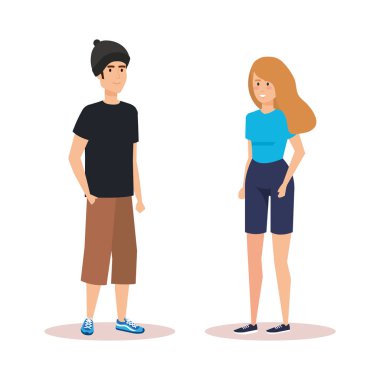 bir kadınla konuşurken şapka giyen adam