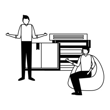 Erkekler yığılmış kitaplarla