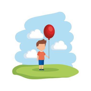 sevimli küçük çocuk parkta helyum balonlar ile