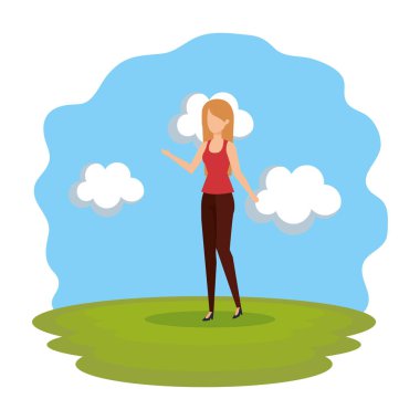 güzel ve genç kadın parkta