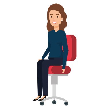 İş kadını ofis koltuğunda oturuyor.