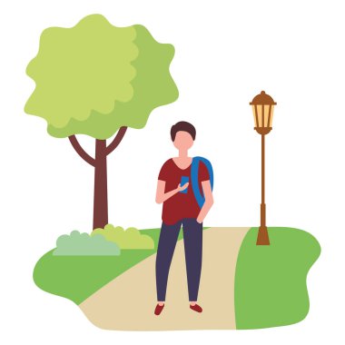 Genç adam parkta ayakta duruyor.