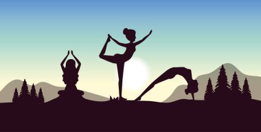 Kadınlar çam ağaçları ve dağlarla yoga yapıyor.