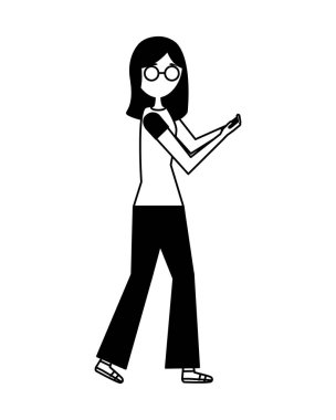 akıllı telefon cihazı kullanarak yürüyen kadın