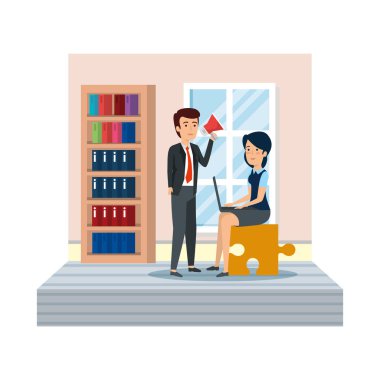 bulmaca parçası dizüstü bilgisayar ve megafon oturan Çift