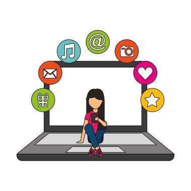 dizüstü bilgisayarda oturan cep telefonu kullanarak kız sosyal medya