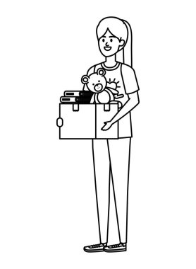 Gönüllü genç kadın bağış kutusunu kaldırıyor.