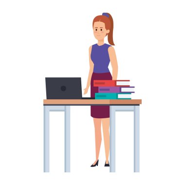 Dizüstü bilgisayarı ve kitapları olan genç bir bayan öğretmen.