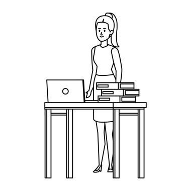 Dizüstü bilgisayarı ve kitapları olan genç bir bayan öğretmen.