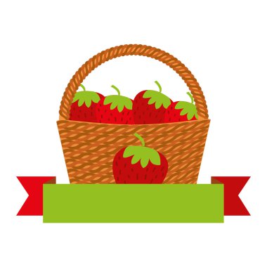 Taze çilekli hasır sepet.